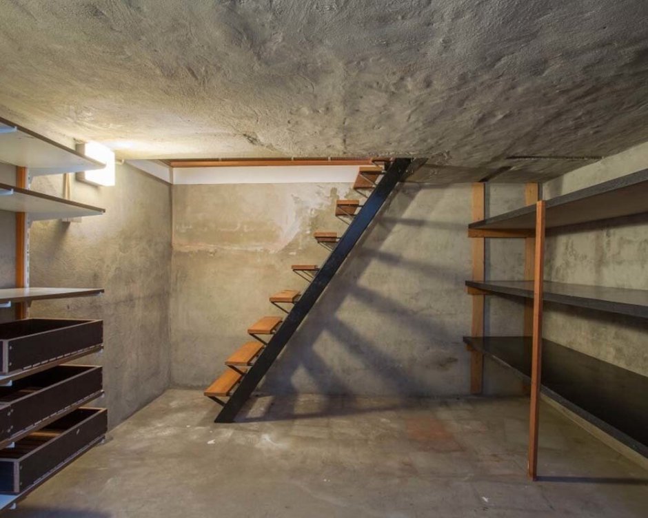 Лестница в цокольный этаж