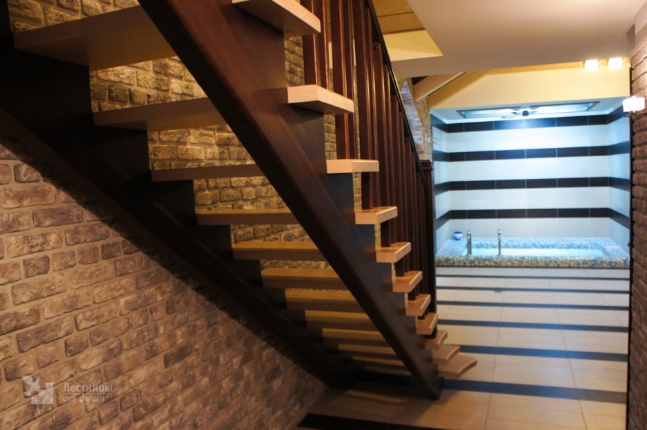 Деревянная лестница на косоурах двухцветная