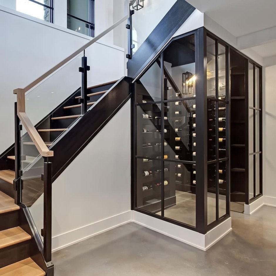 Дверь в подвал под лестницей