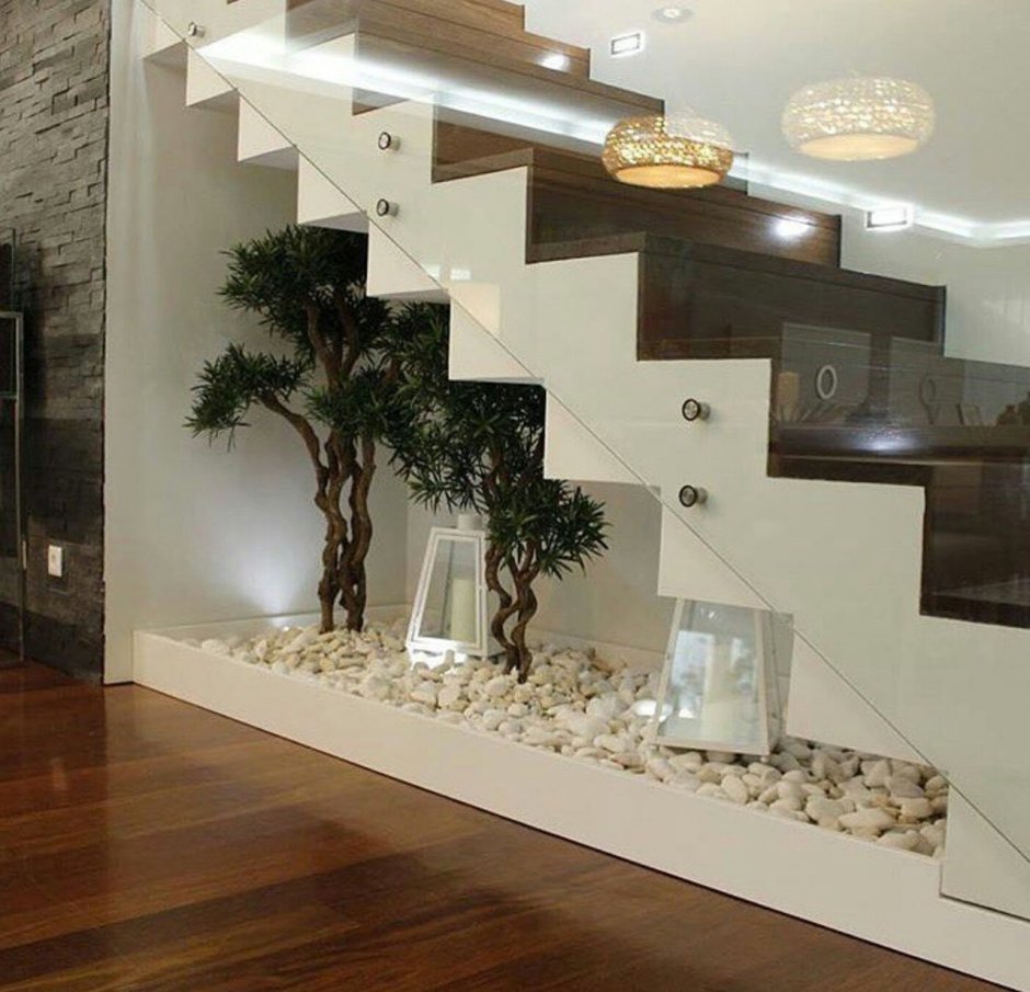 Декор под лестницей в частном доме