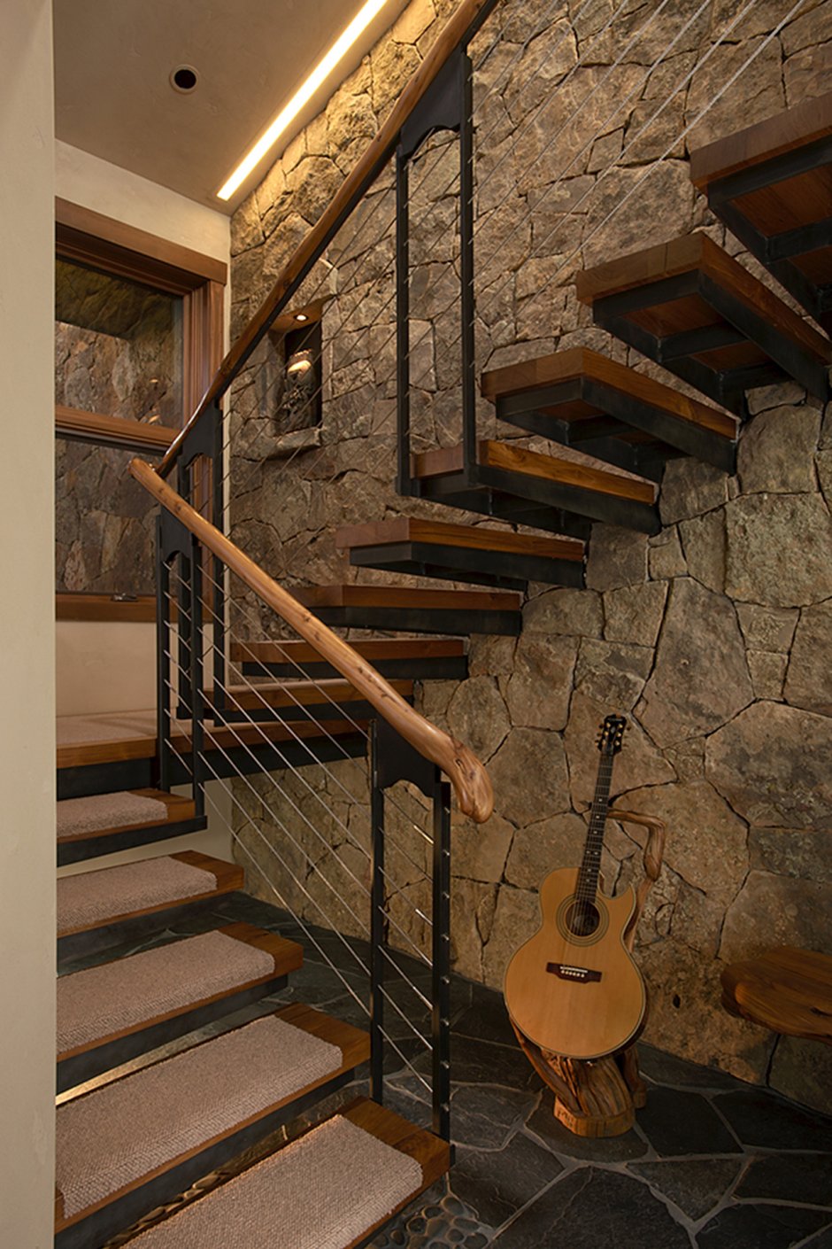 Лестница в подвал в частном доме