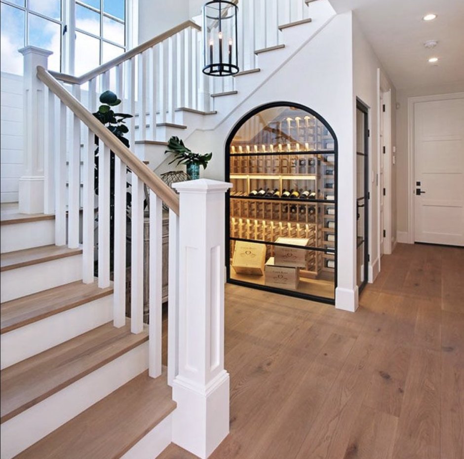 Пространство под лестницей в загородном доме