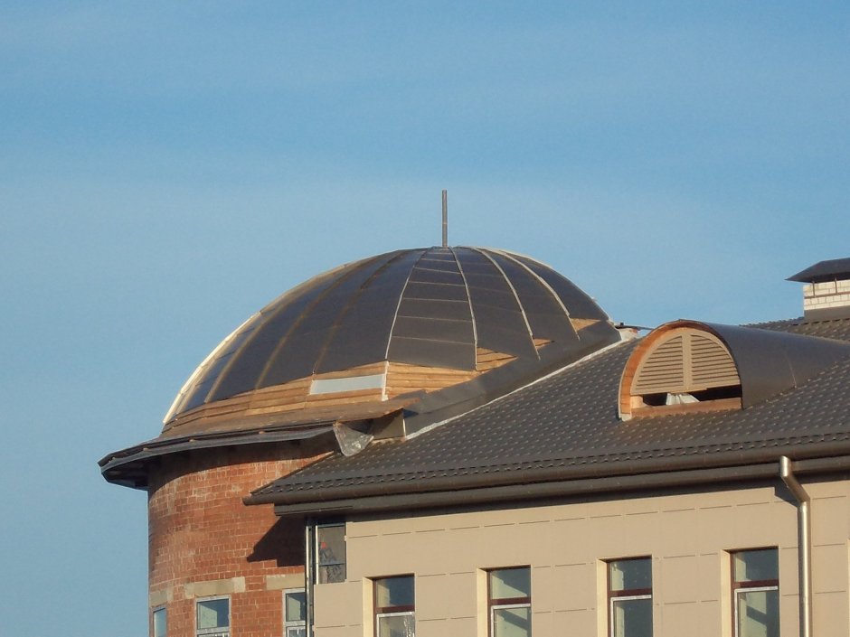 Здание с купольной крышей