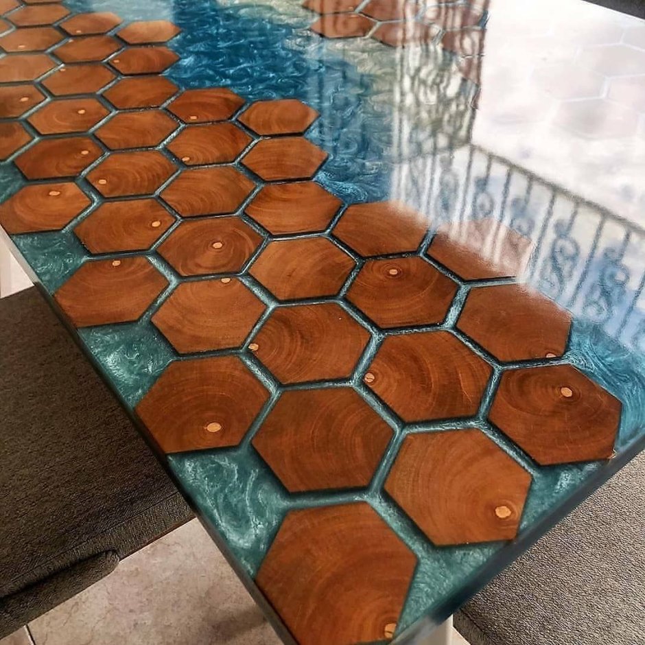 Стол из эпоксидной смолы и камня