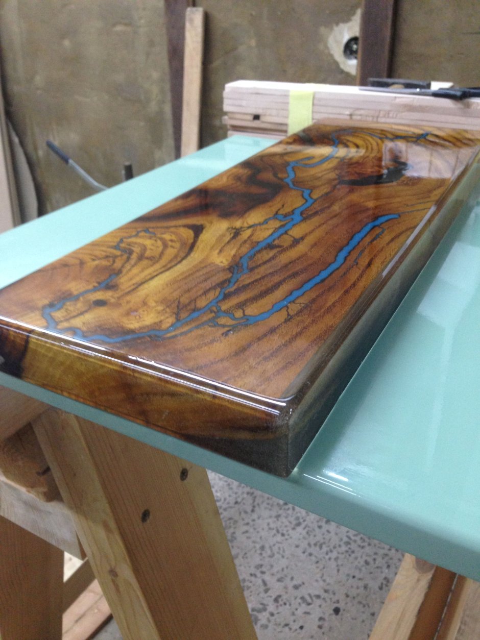 Стол из поддонов с эпоксидной смолой