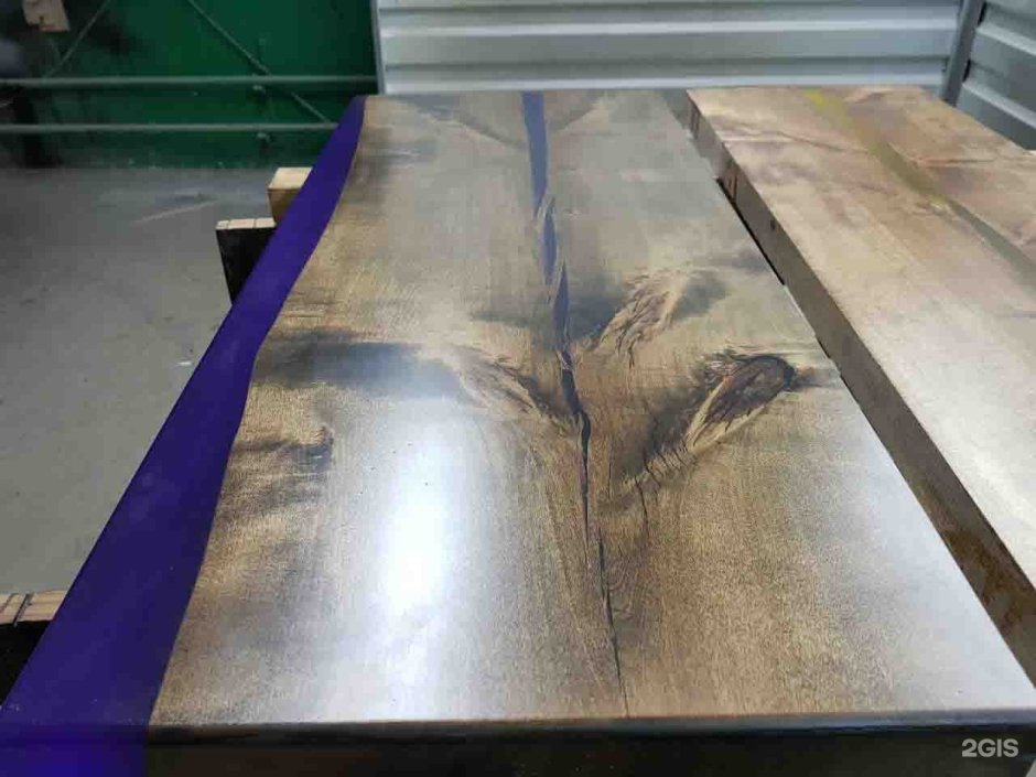 Лестница из эпоксидной смолы и дерева