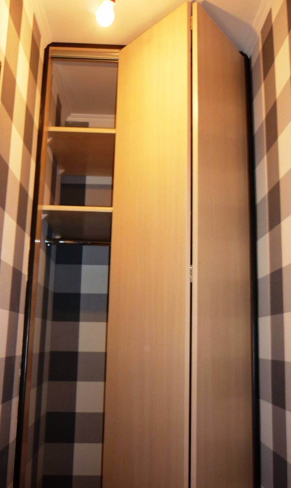 Встроенный стеллаж в нишу