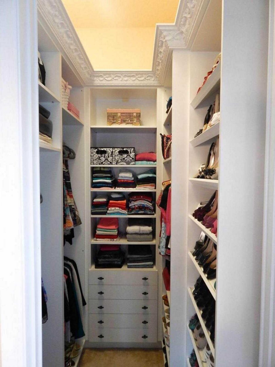 Узкая дверь в гардеробную