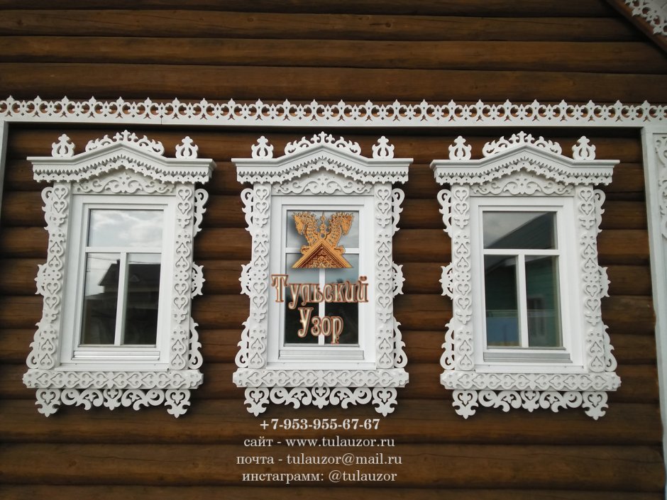 Белые резные наличники на окна в деревянном доме