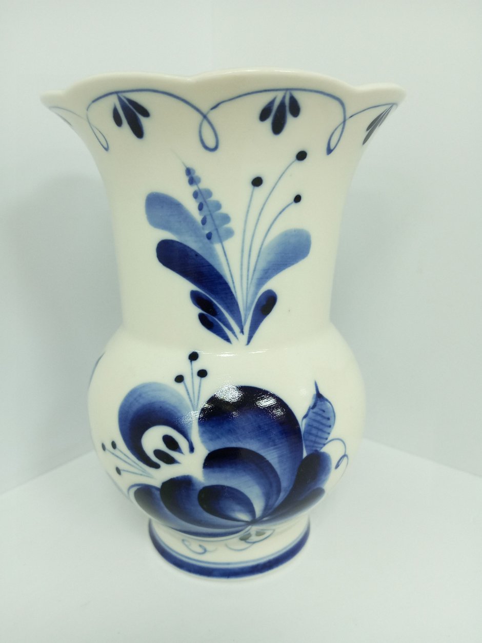 Роспись керамической вазы Гжель