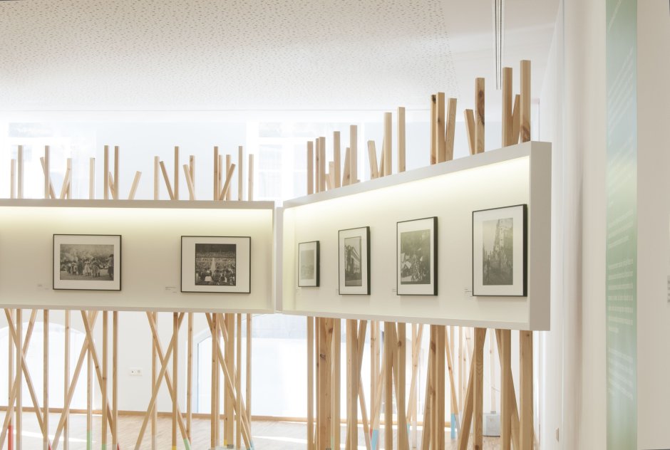 Экспозиционная стена