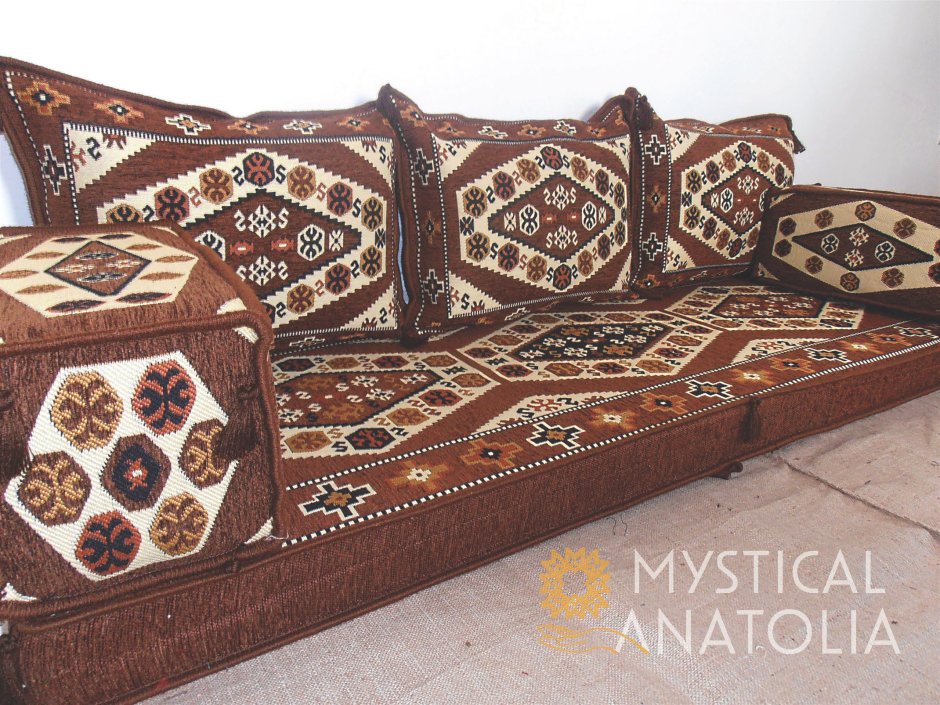 Диван в арабском стиле