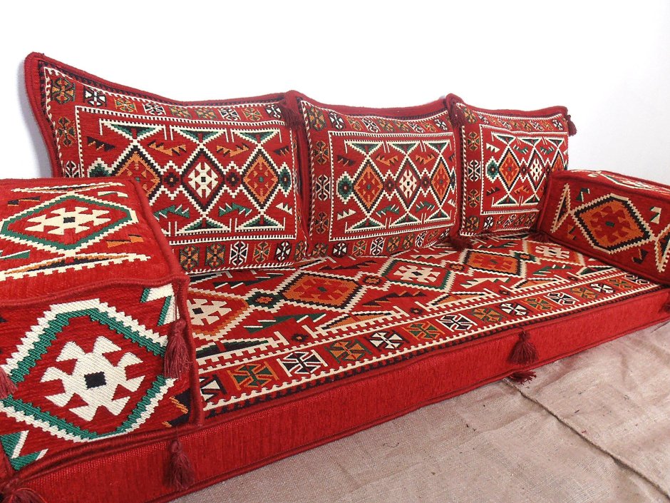 Диван в арабском стиле