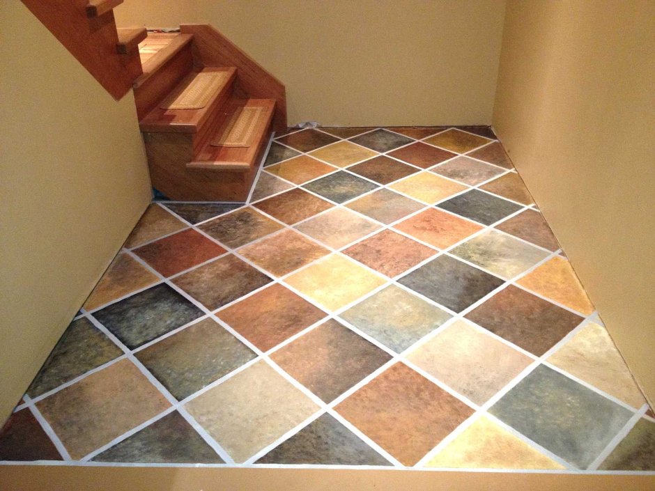 Крашеная плитка на полу