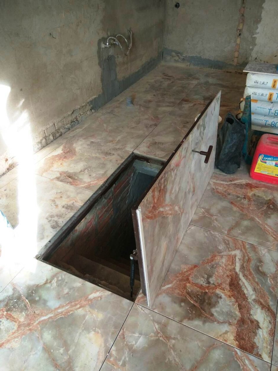Люк в погреб в гараже