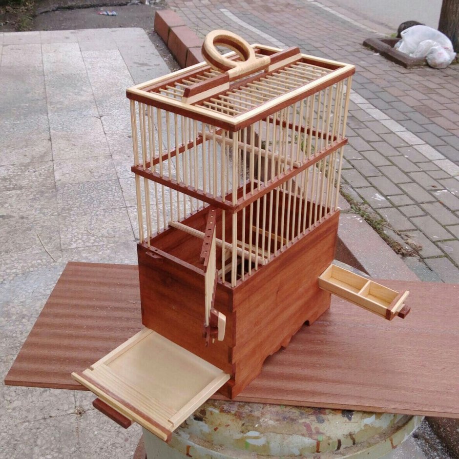 Деревянная клетка для птиц