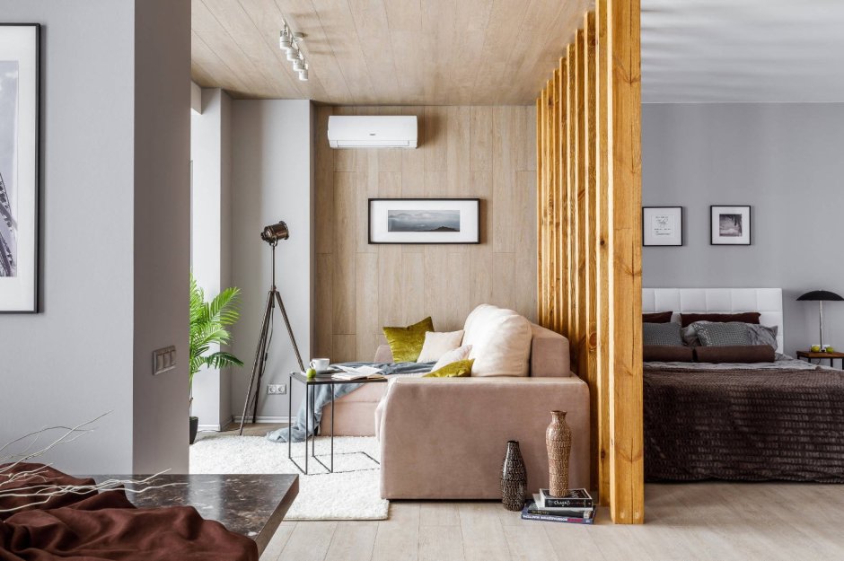 Спальня с гостинной с деревянной перегородкой