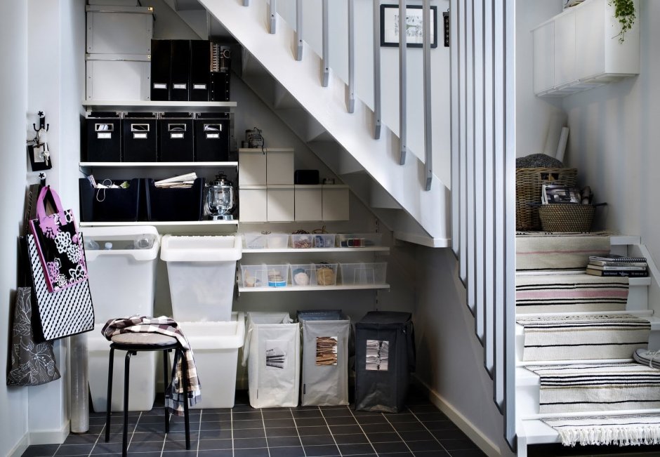 Организация пространства под лестницей