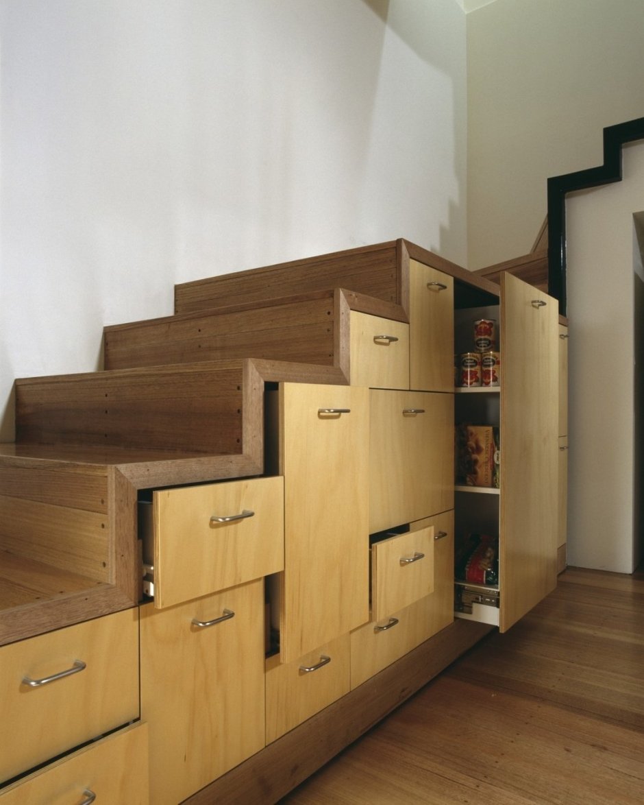 Лестница с выдвижными ящиками в ступеньках