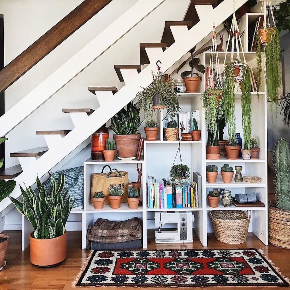 Лестница из ящиков на второй этаж