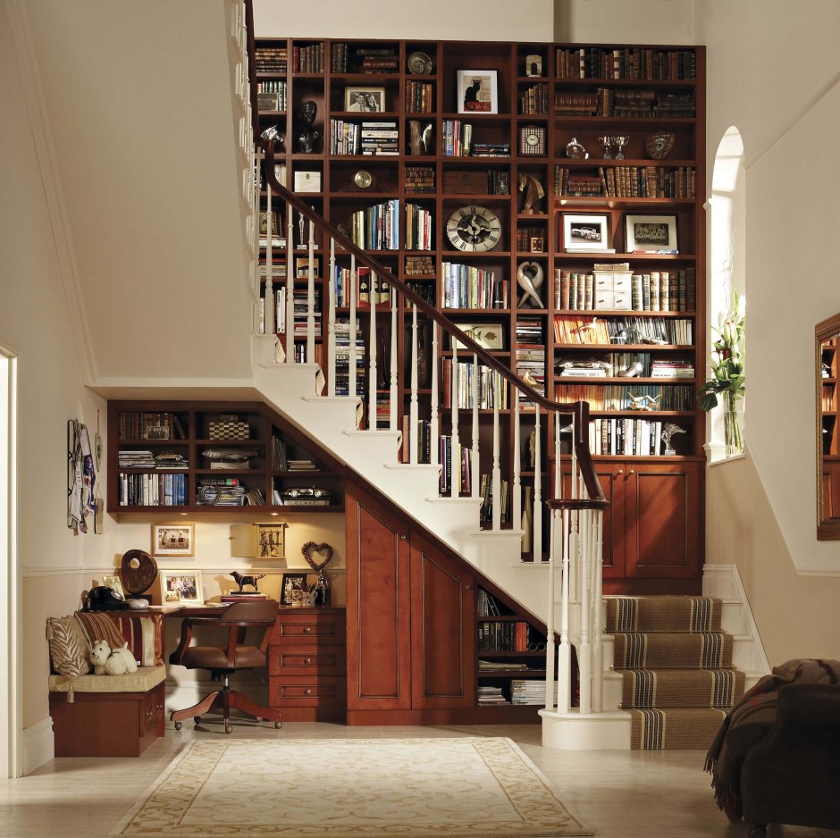 Книжный стеллаж под лестницей