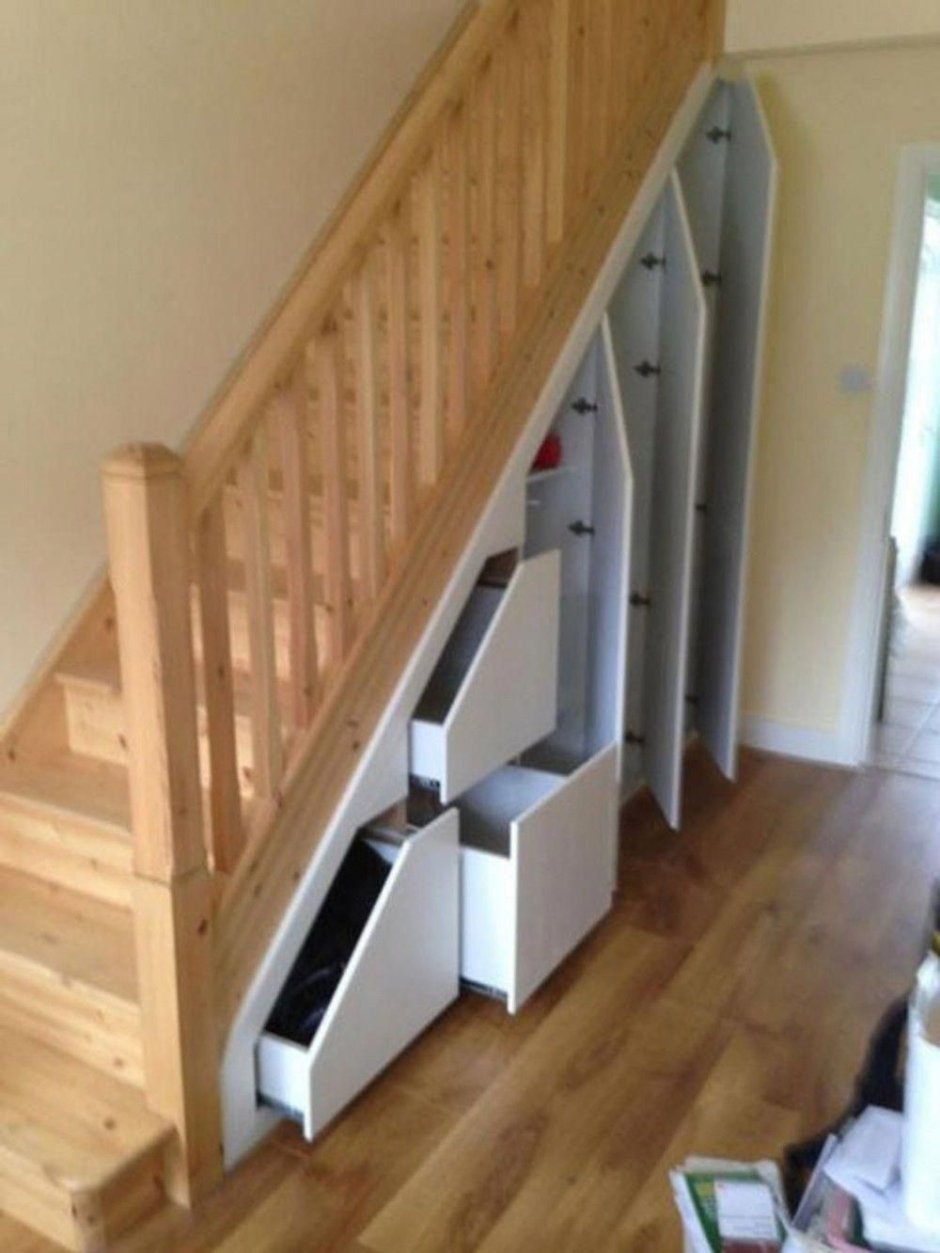 Деревянная лестница со шкафом