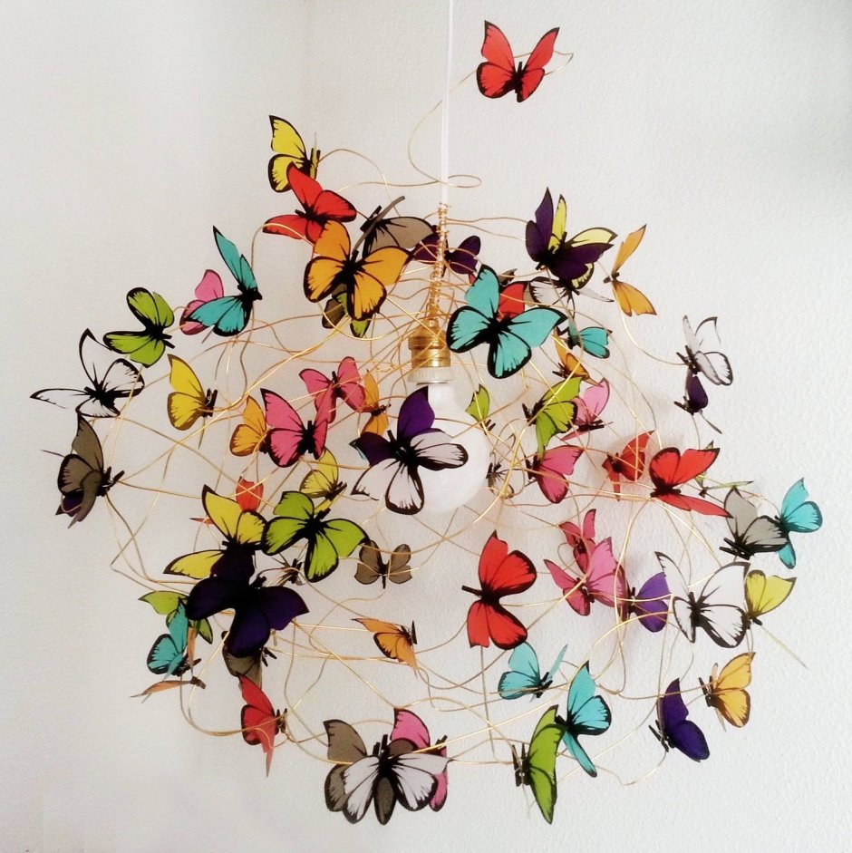 Бумажные бабочки на люстре