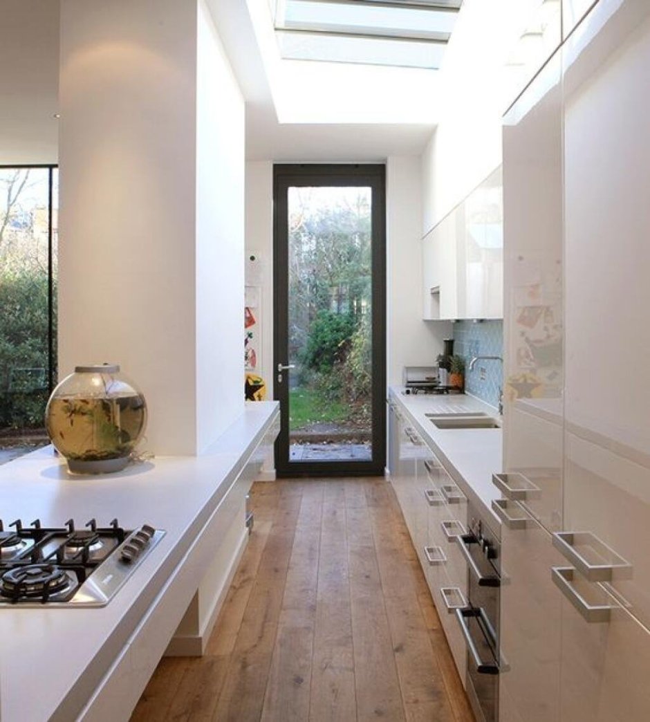 Узкое окно на кухне