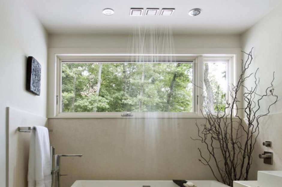 Горизонтальное окно в ванной