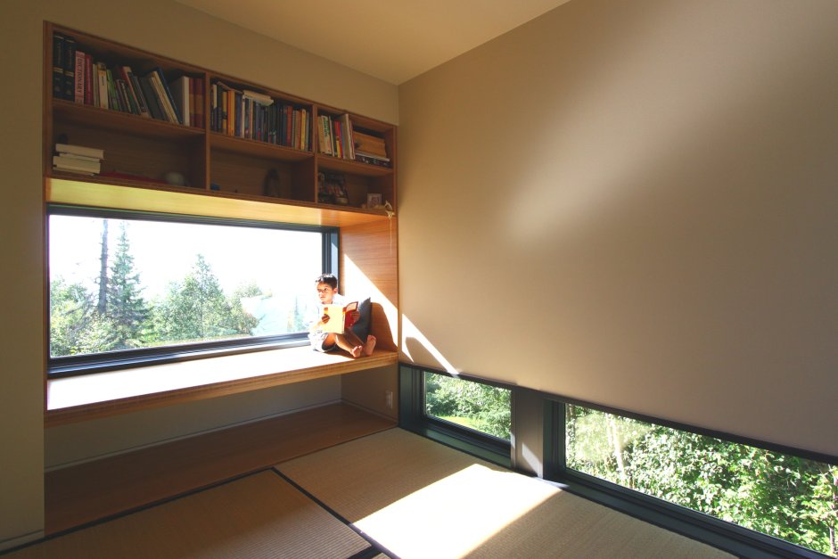 Узкие горизонтальные окна в доме