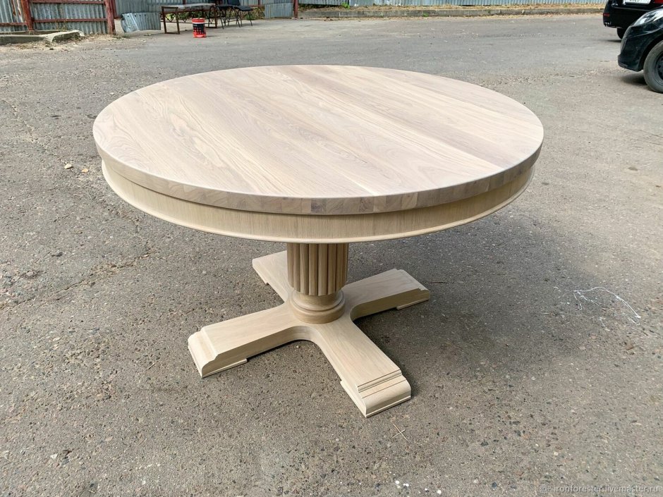 Круглый стол из массива дуба