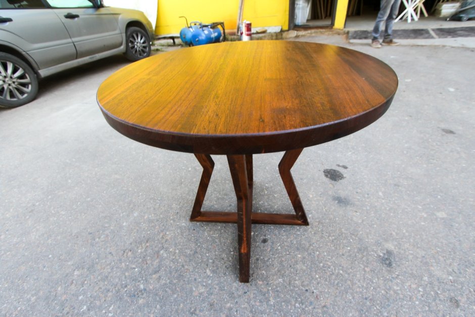 Большой круглый стол из Ду