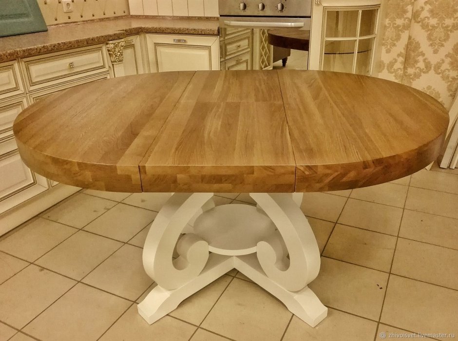 Массивный стол из дерева