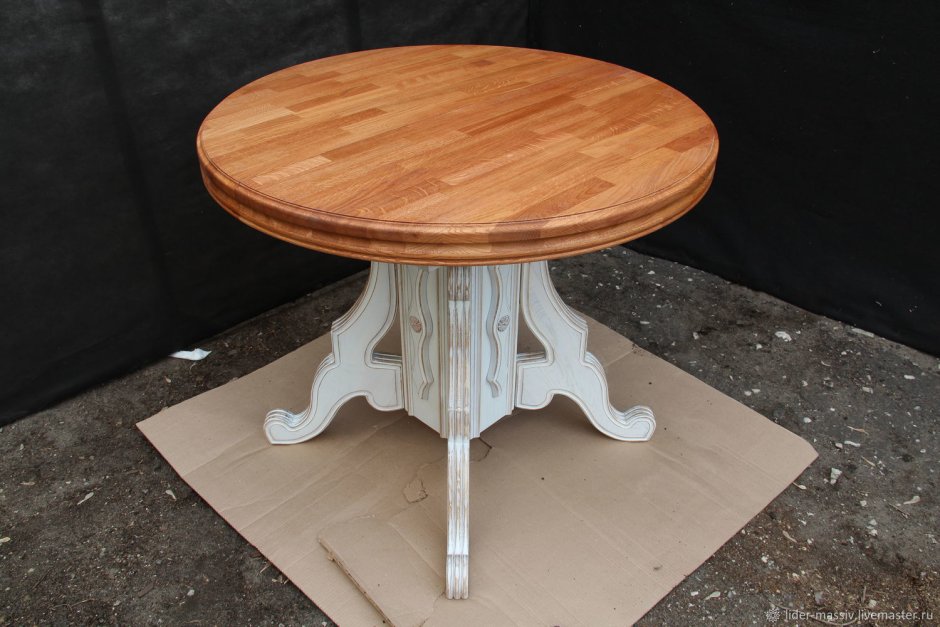 Старинный круглый столик