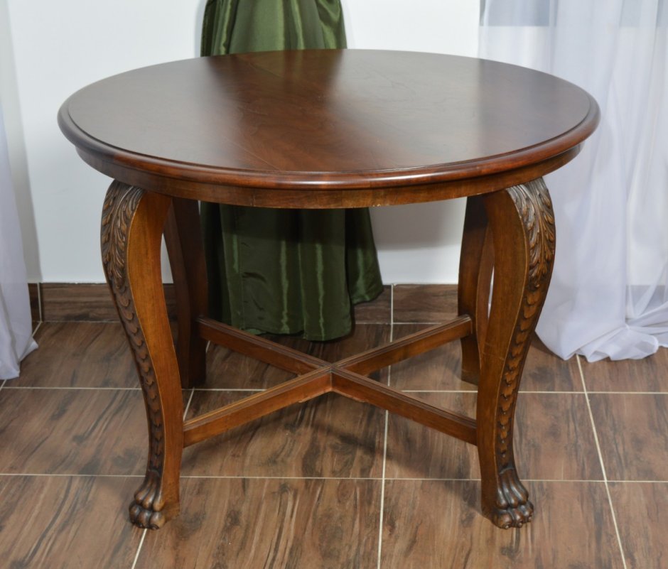 Старый деревянный круглый стол