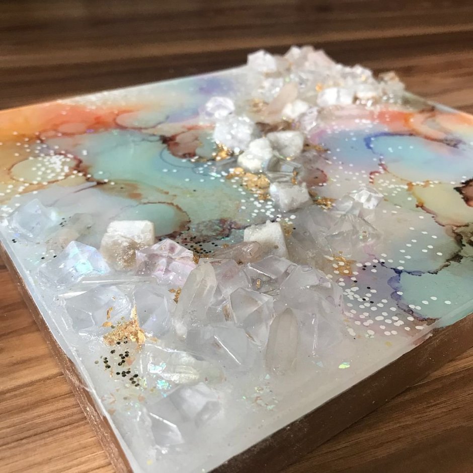 Картина из эпоксидки с кристаллами