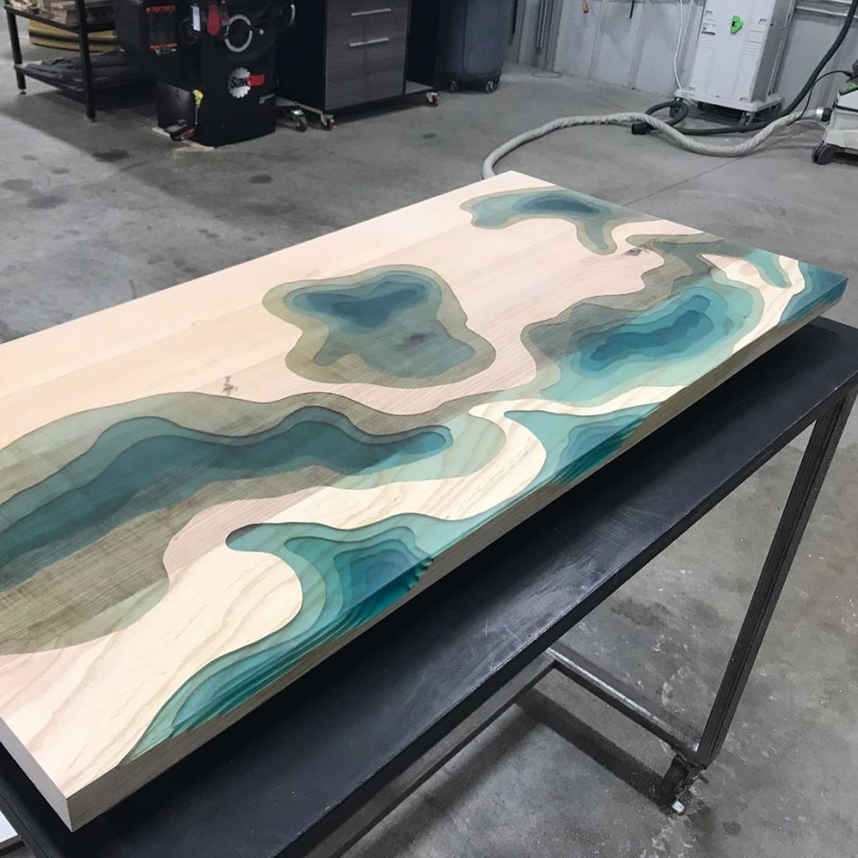 Стол из эпоксидной смолы белый