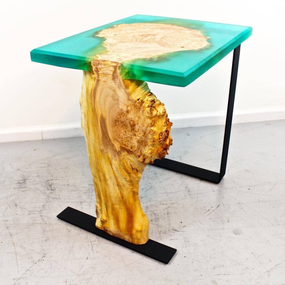 Маленький столик из эпоксидной смолы