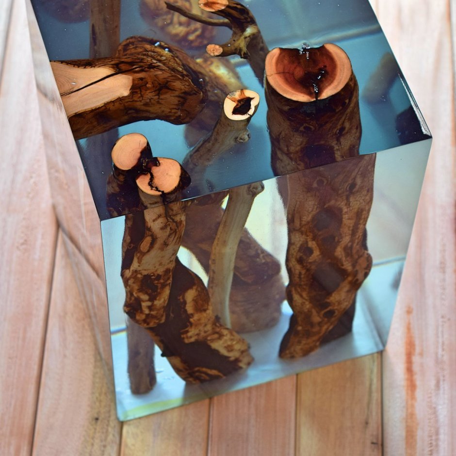 Полка из эпоксидной смолы и дерева