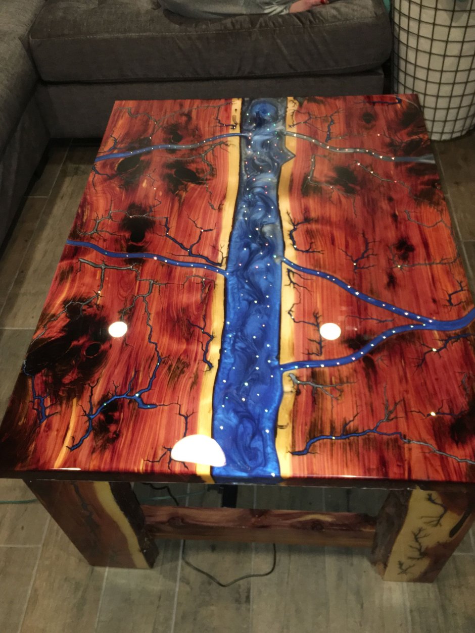 Стол из эпоксидной смолы с подсветкой