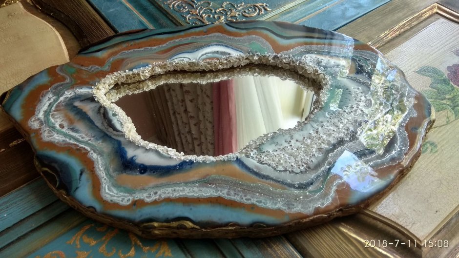 Зеркало в эпоксидной оправе