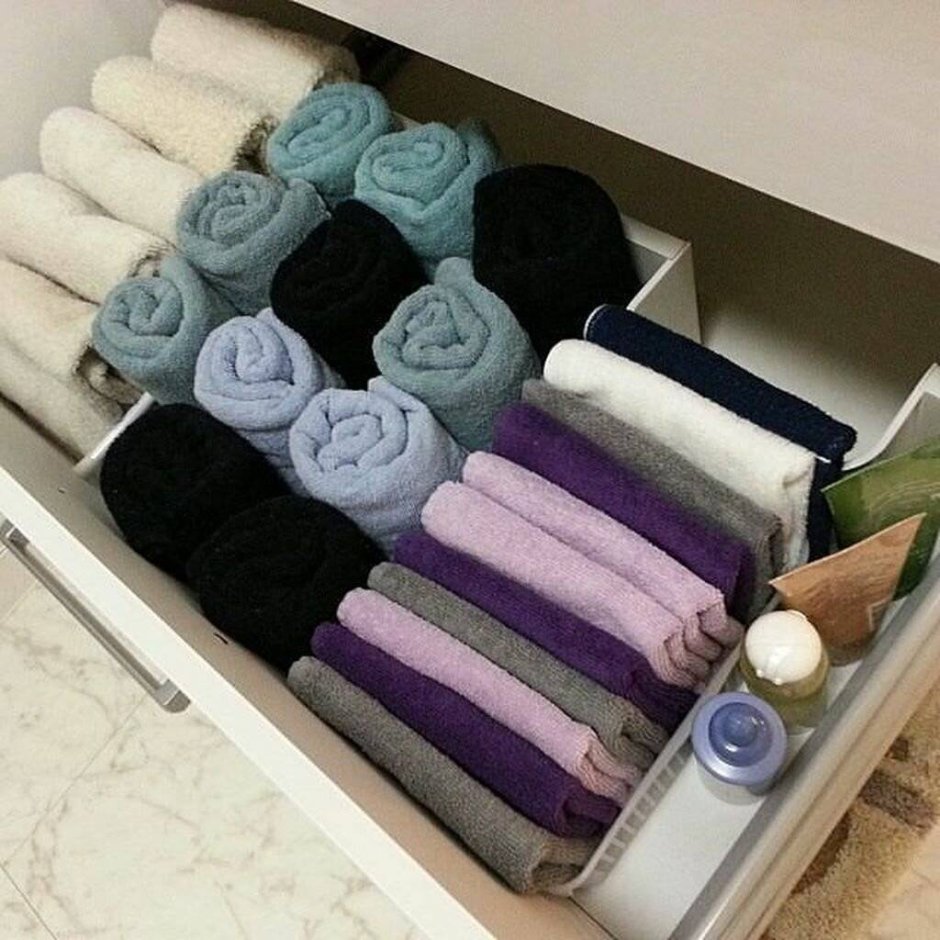 Свернутые полотенца в ванной