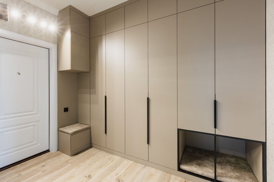 Встроенные шкафы с распашными дверями наполнение