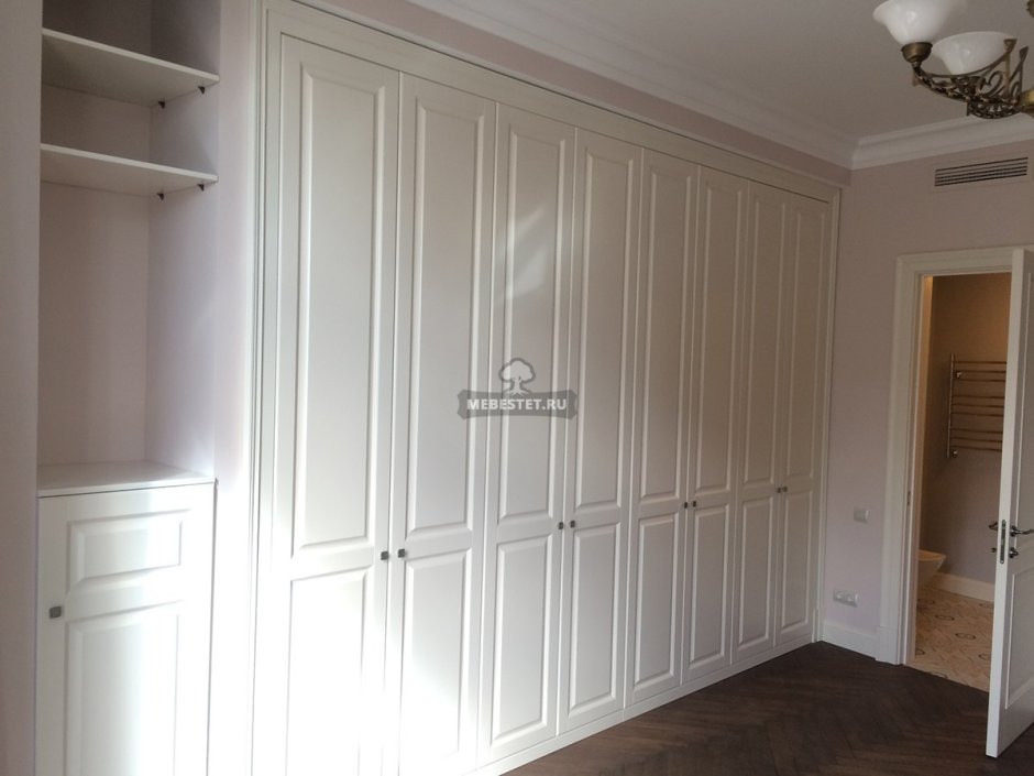 Шкаф встроенный в стену