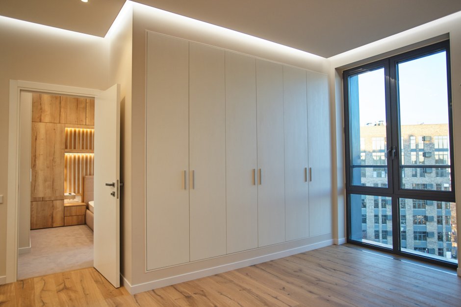 Распашной шкаф в нише