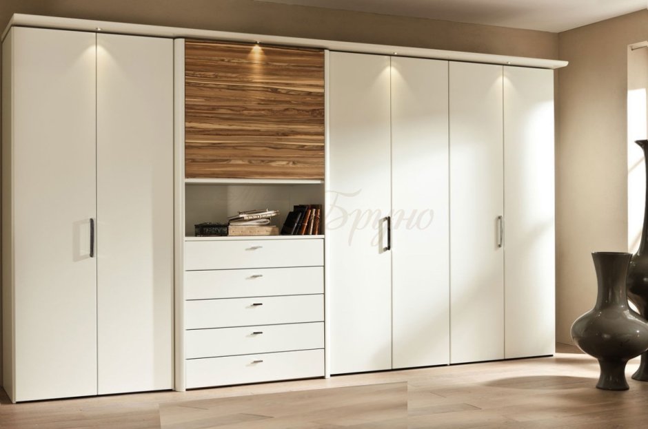 Шкаф встроенный в нишу с распашными дверями