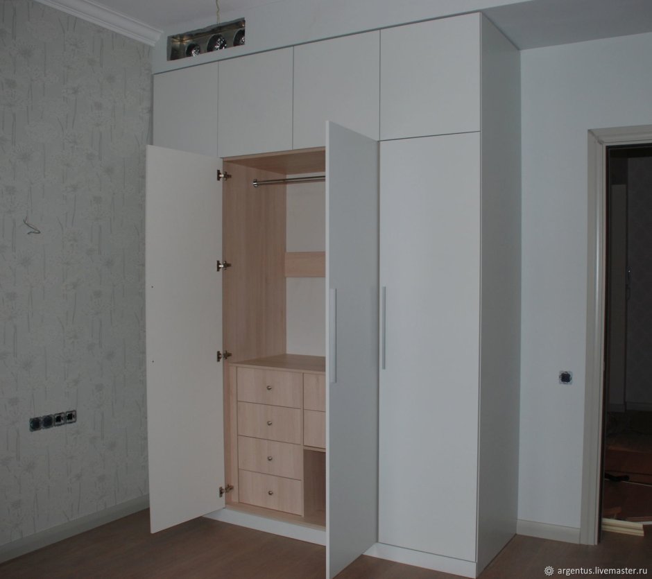 Встроенный распашной шкаф в нишу