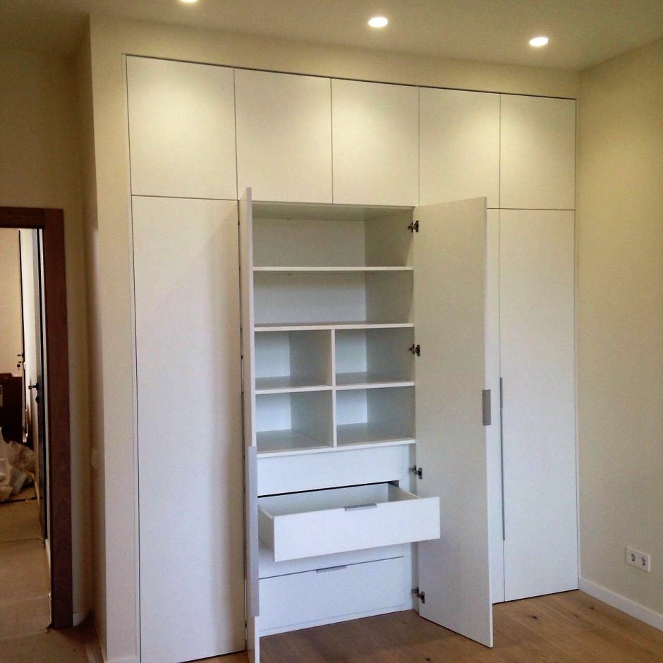 Распашной шкаф в нише