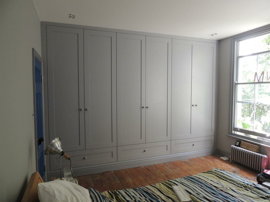 Встроенные шкафы под потолок