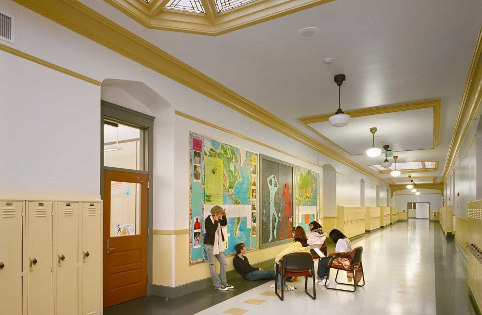 Современный интерьер школьного коридора